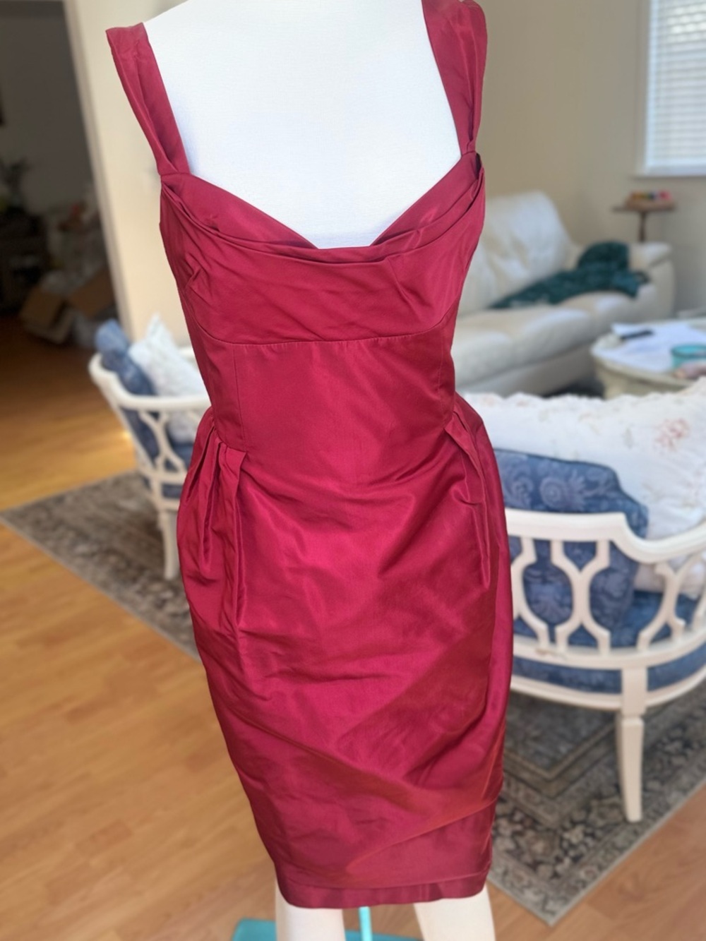 Structured Sweetheart Midi Dress in Wine